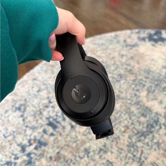 Beats by Dre Black and Red Over-Ear Headphones - Picture 3 of 4